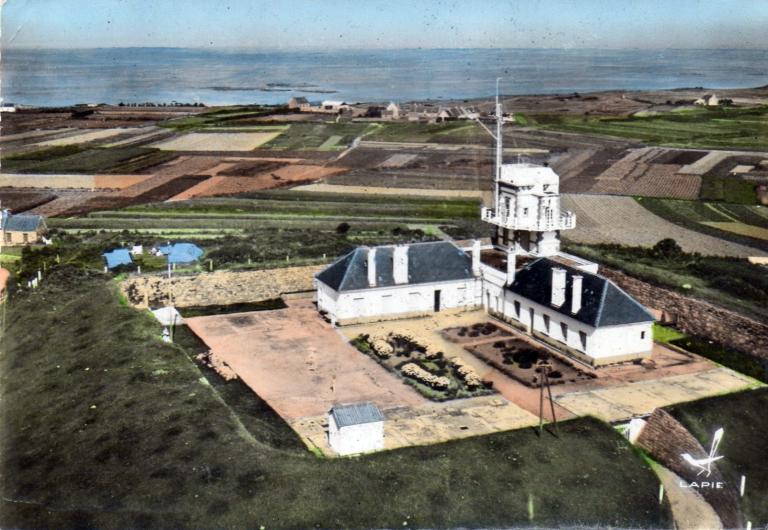 Vue aérienne oblique de la caserne défensive (vestiges) et du sémaphore, post 1952, carte postale (éditions Lapie)