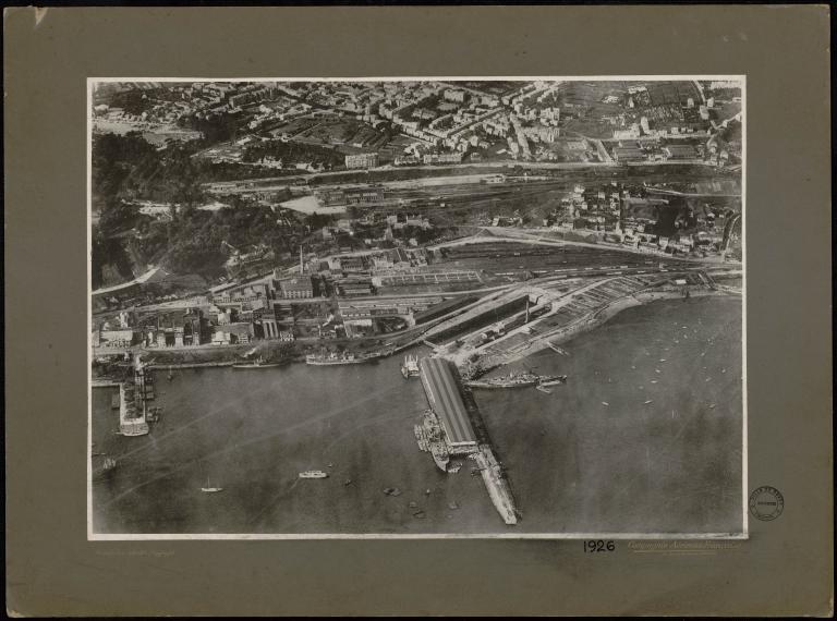 Vue aérienne du 5e bassin, de la forme de radoub, des quartiers du Merle Blanc et de la gare (1926)