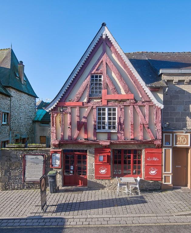 Maison à pignon sur rue dont la façade est en partie en pan de bois et présente un encorbellement au premier étage.