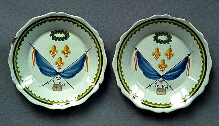 2 assiettes (paire) : décor aux drapeaux