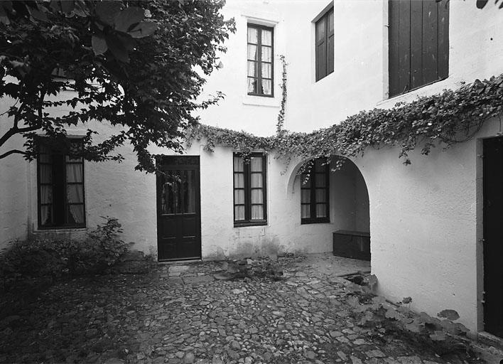Cour, angle sud est.