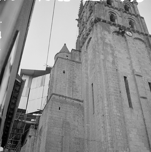 Eglise, faces nord et ouest du clocher et tourelle d'escalier