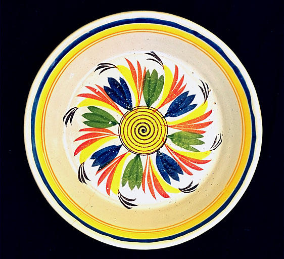 ASSIETTE : à décor rayonnant