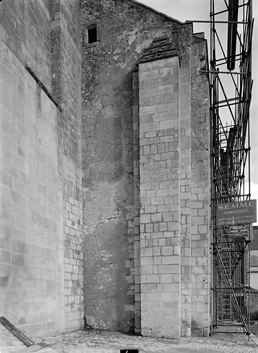 Eglise, élévation antérieure droite de la nef : jonction avec le clocher.