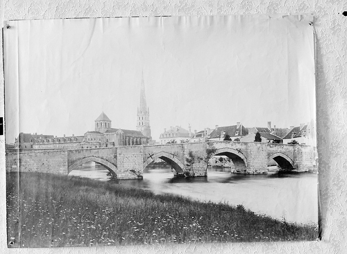 Vue d'ensemble du pont et de l'abbaye.