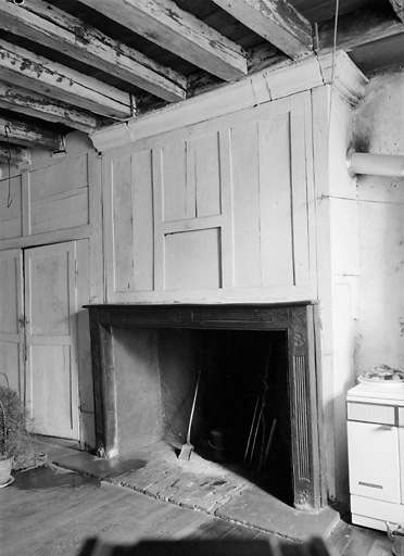 Ancien logis, rez-de-chaussée, salle de gauche, cheminée.