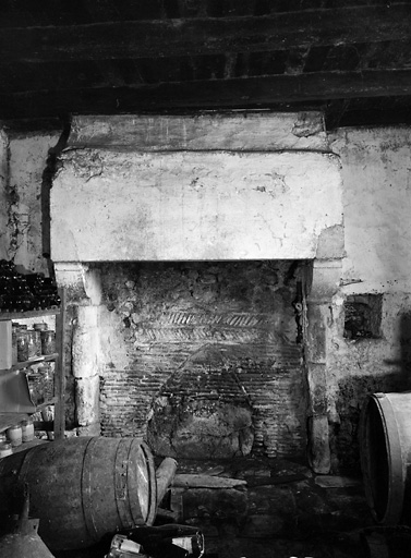 Cellier, cheminée.