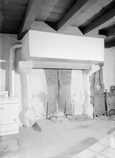 Logement ouest, cheminée.