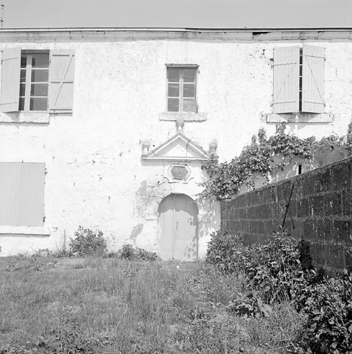 Ancien logis, porte de gauche.