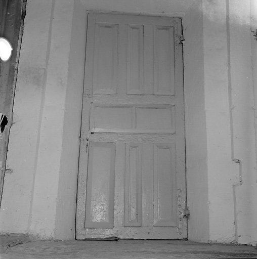 Ancien logis, chapelle, porte, vue de la face.