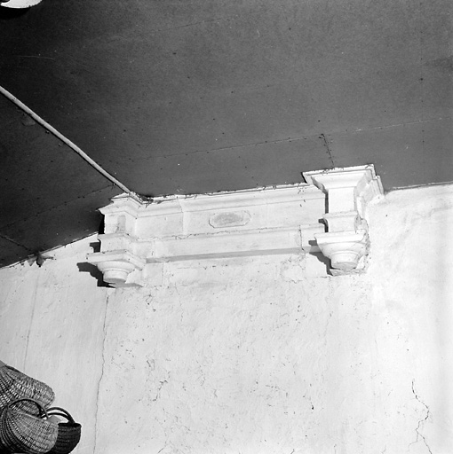 Ancien logis, étage, ancienne chapelle, fragment de retable.