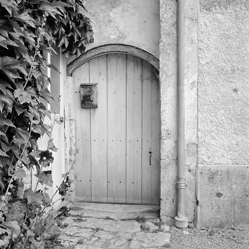 Corps de bâtiment C, porte ouest de la cuisine.