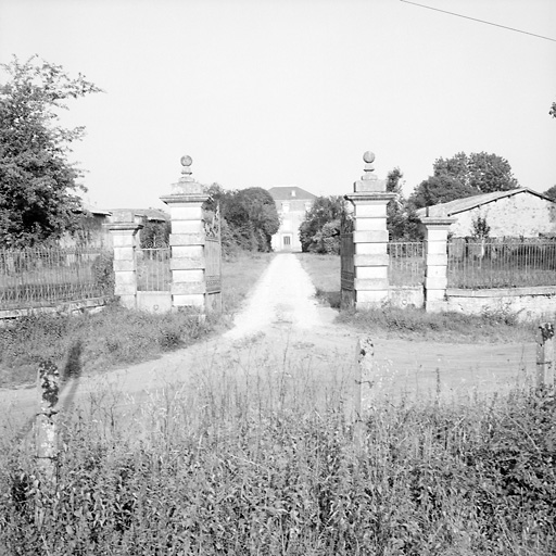 Vue générale avec portail.