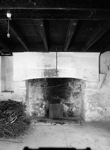 Logis,rez-de-chaussée, pièce sud, cheminée.