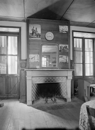 Logis, premier étage, pièce centrale, cheminée.