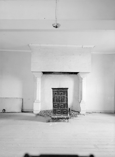 Logis, premier étage, pièce sud, cheminée.