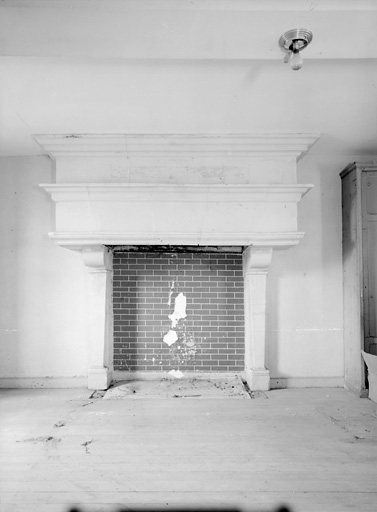 Logis, deuxième étage, pièce sud, cheminée.