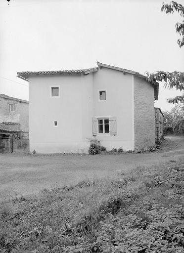 Logis rénové, élévation nord, vue d'ensemble après travaux.
