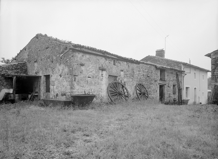 Ancien logis et dépendances, élévations antérieures.