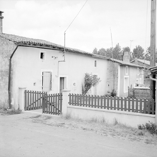 Logement, élévation sud vues depuis la gauche.