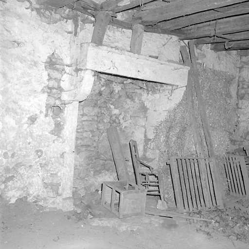 Ancien logis, cheminée.