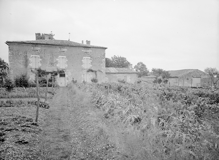 Elévation postérieure (ouest) du logis.