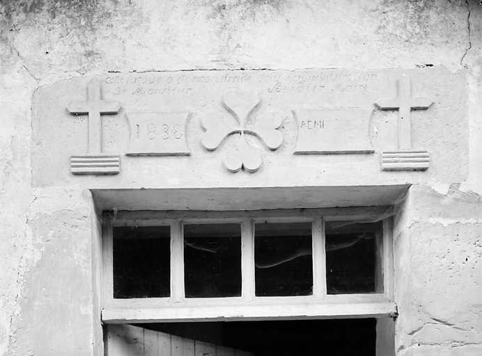 Logement, élévation antérieure, détail d'un linteau.