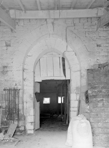 Chapelle, porte d'accès au sud-ouest.
