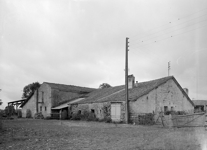 Logis et chapelle, élévations nord-ouest et nord-est.
