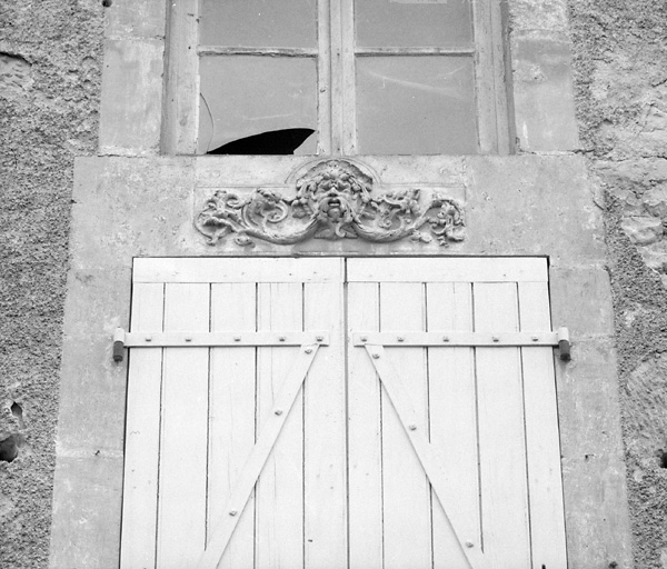 Relief réemployé dans la façade est d'une maison.
