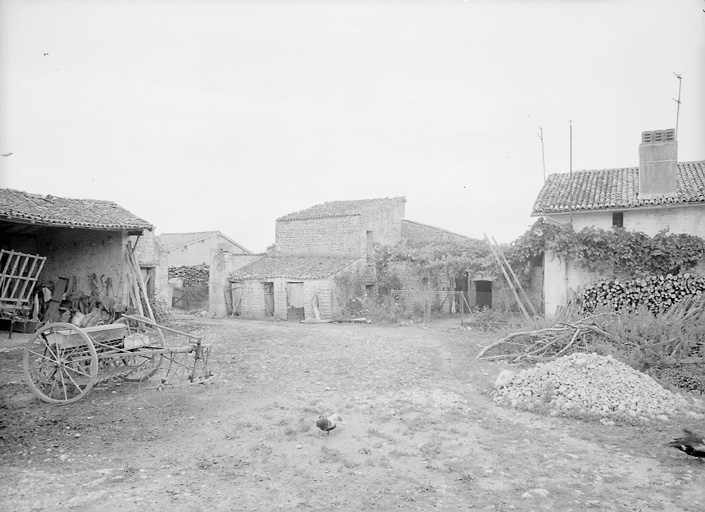 Elévation sur cour, angle ouest.