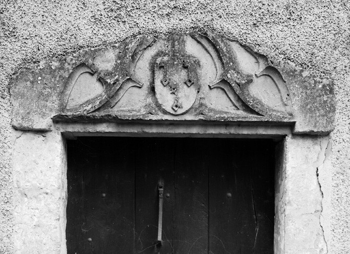 Bâtiment est, élévation est, détail de la porte.