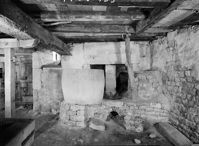 Bâtiment est, sous-sol, une ponne à lessive.