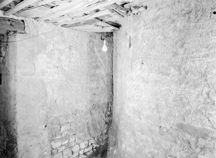 Bâtiment est, sous-sol, cachot au nord, angle sud-ouest.