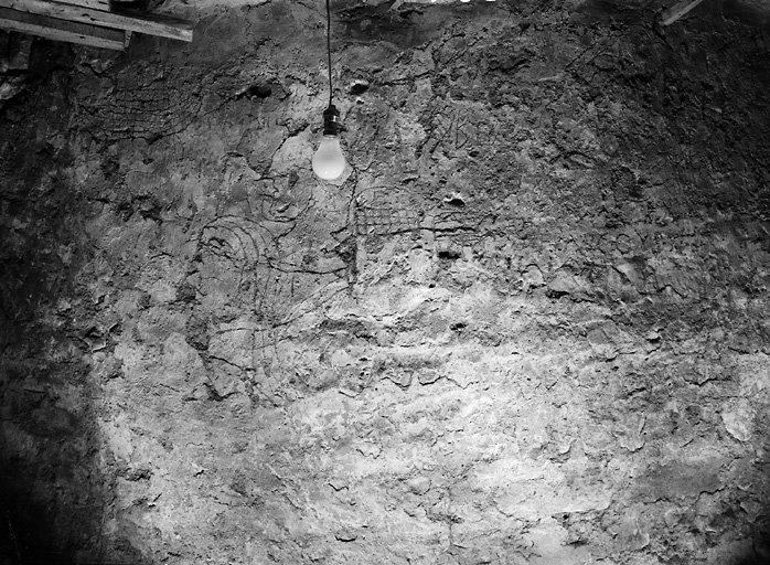 Bâtiment est, sous-sol, cachot au nord,paroi ouest, graffiti.