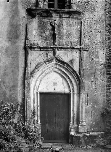 Bâtiment est, élévation ouest., tour d'escalier, porte.