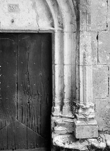 Bâtiment est, élévation ouest., tour d'escalier, porte.
