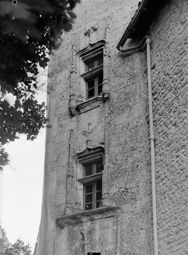 Bâtiment est, élévation ouest., tour d'escalier, fenêtres des 2e et 3e niveaux.