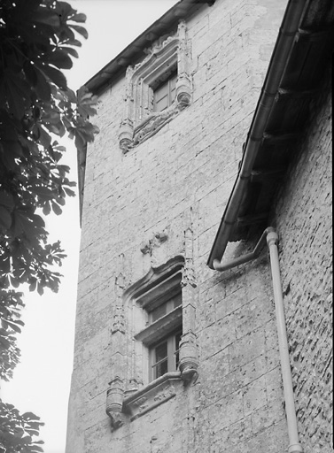 Bâtiment est, élévation ouest., tour d'escalier, fenêtres des 3e et 4e niveaux.