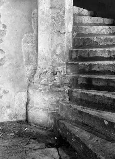 Bâtiment est, escalier, base du noyau.