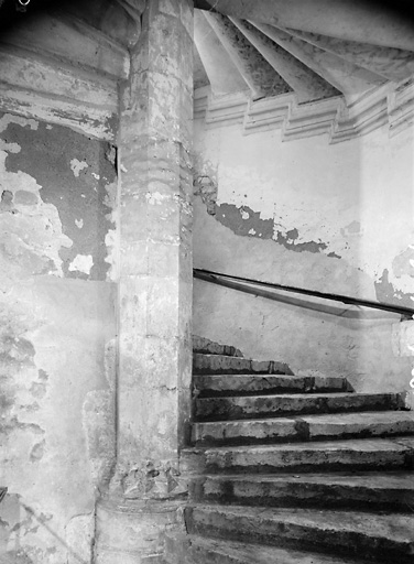 Bâtiment est, escalier partie inférieure.