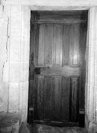 Bâtiment est, escalier, porte ouvrant sur le rez-de-chaussée.