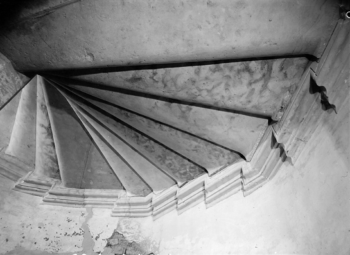 Bâtiment est, escalier, dessous des marches.