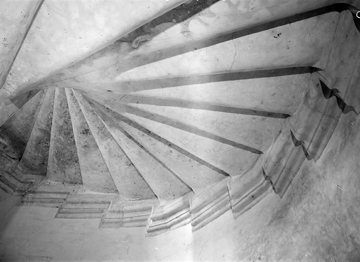 Bâtiment est, escalier, dessous des marches.