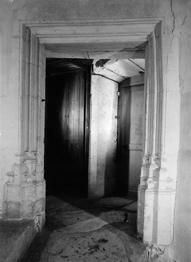 Bâtiment est, escalier, porte à l'est ouvrant sur le 1er étage.