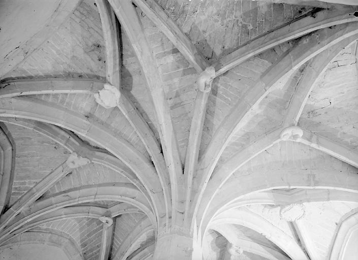 Bâtiment est, escalier, couvrement.