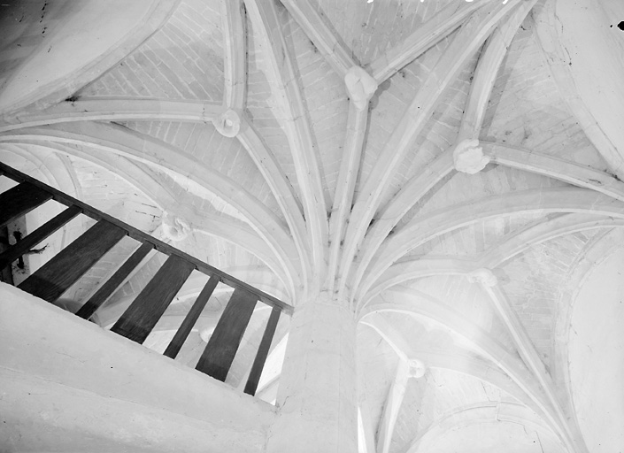 Bâtiment est, escalier, couvrement.