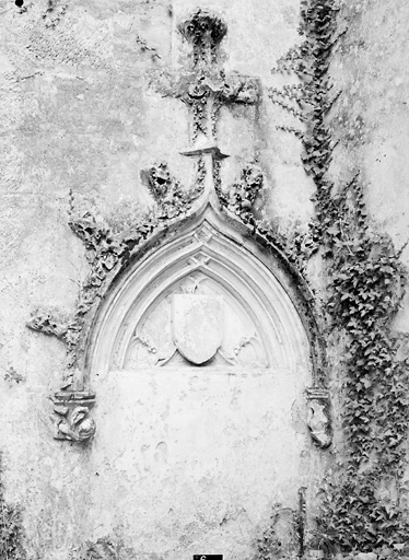 Logis, élévation antérieure, tour, porte murée.