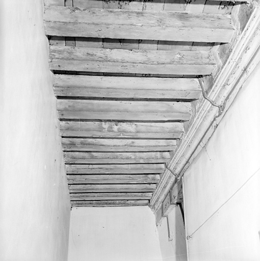 Bâtiment est, couloir d'accès aux pièces.