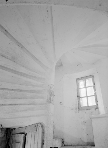 Logis, escalier hors-oeuvre, partie inférieure.